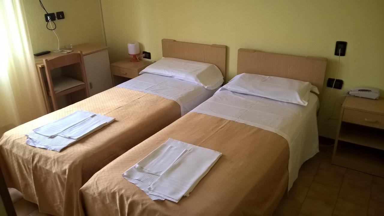 Hotel Parigi Castel San Pietro Terme Zimmer foto